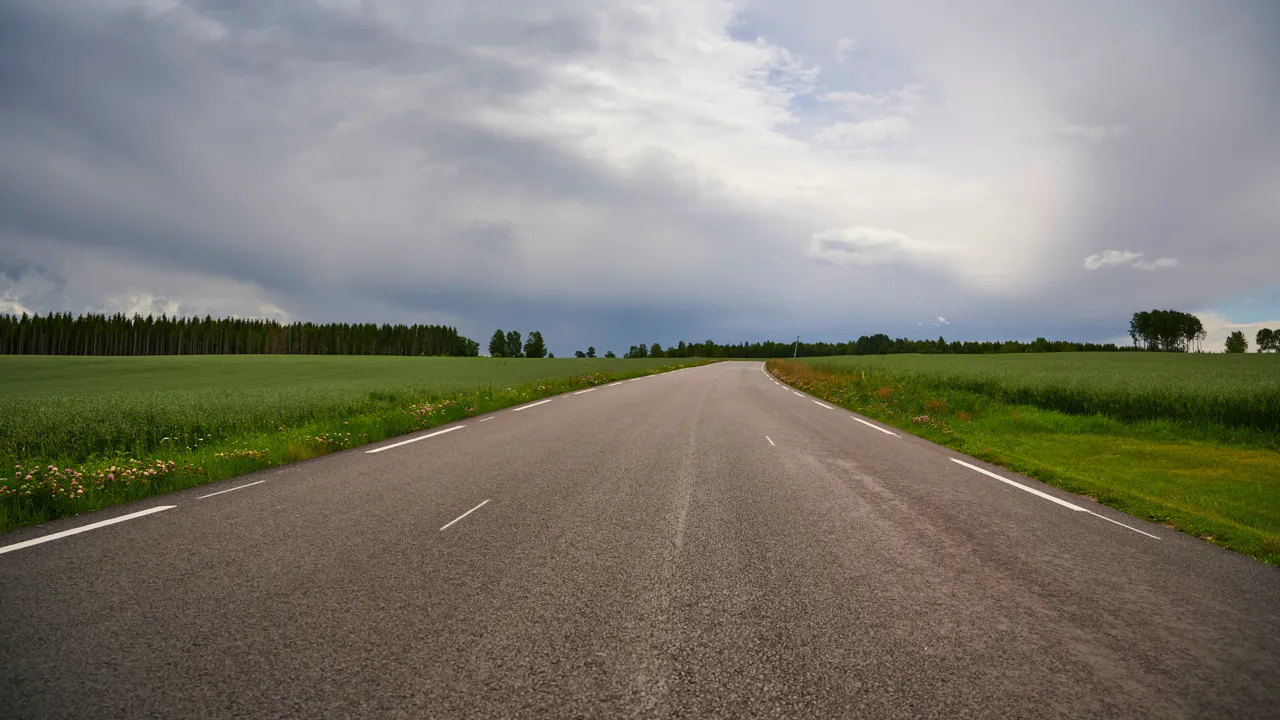 Veiarbeid ved Asak,ny asfalt og fartsdempere asfalteres