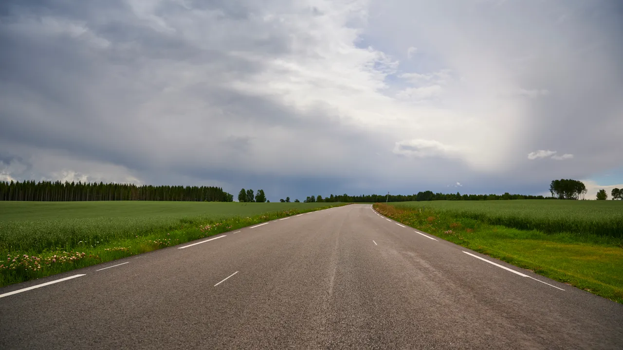 Veiarbeid ved Asak,ny asfalt og fartsdempere asfalteres