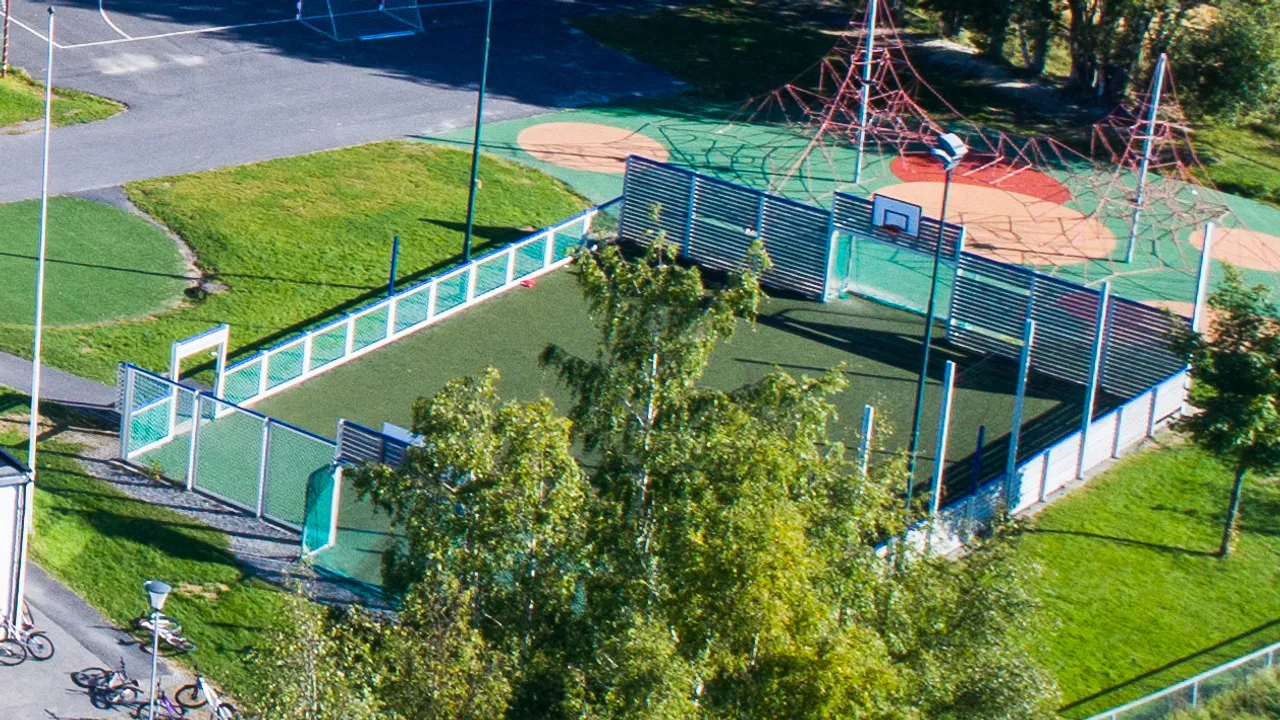 Et luftfoto av en skole.