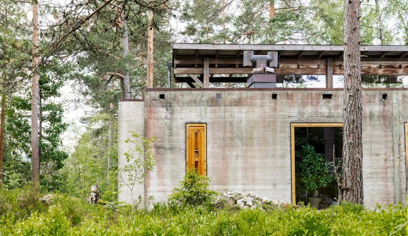 En betongkonstruksjon midt i en skog.